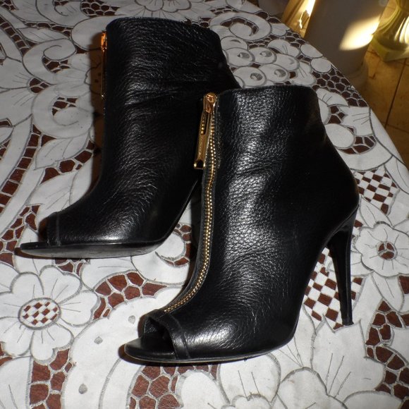 Burberry Brooksmead Black Pebbled Leather Ankle Boots SIze 38.5 B - Picture 1 of 16
